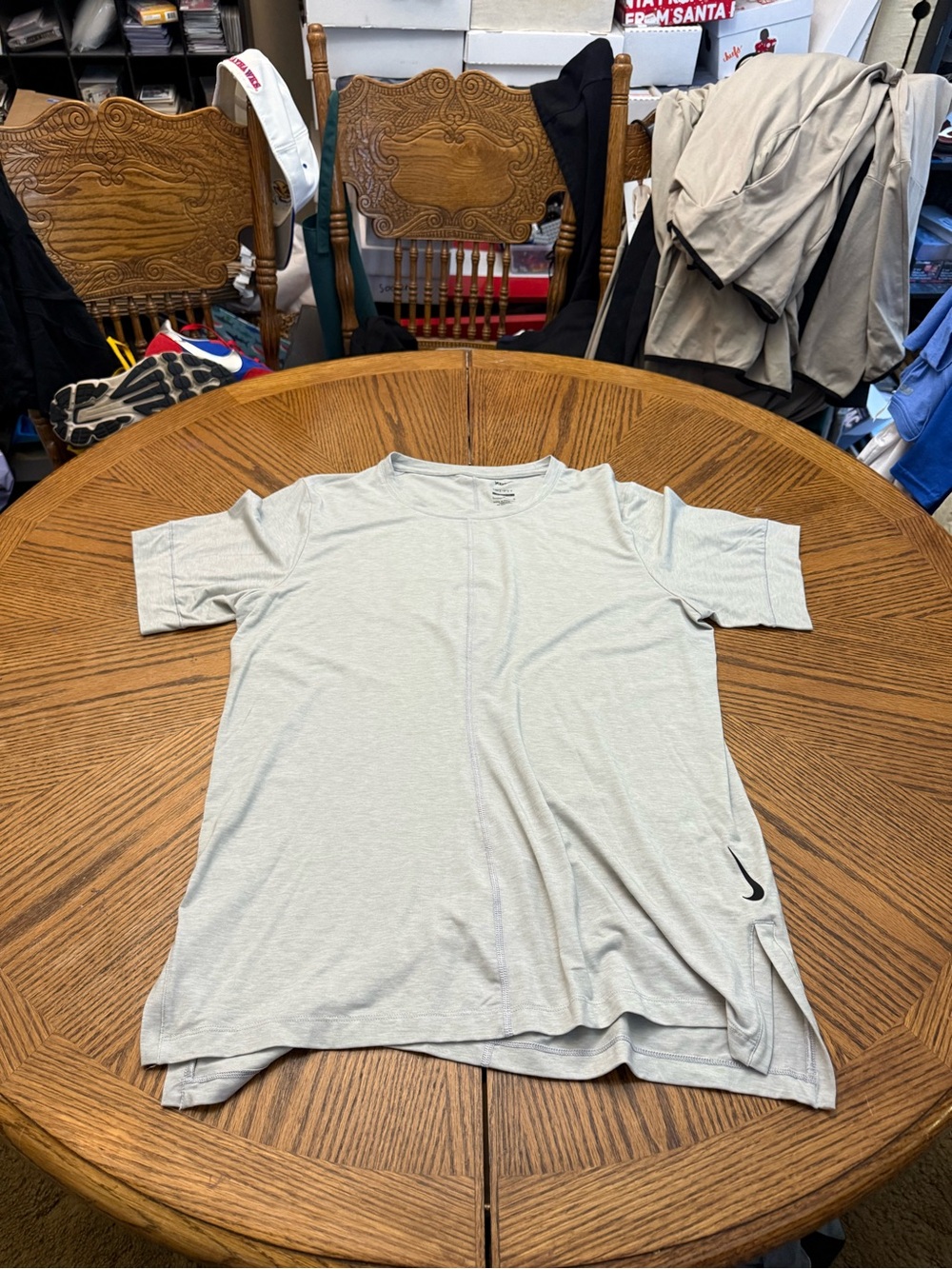 Nike yoga Men’s Light Gray Performance Short-Sleeve Shirt